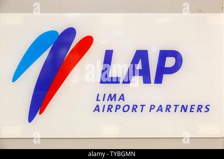 Lima, Peru - Februar 3, 2019: Lima Airport Partners runde Zeichen am Flughafen Lima (LIM) in Peru. | Verwendung weltweit Stockfoto