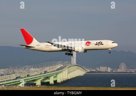 Osaka, Japan - 24. Mai 2014: Japan Airlines Boeing 767-300 am Flughafen Osaka (KIX) in Japan. | Verwendung weltweit Stockfoto