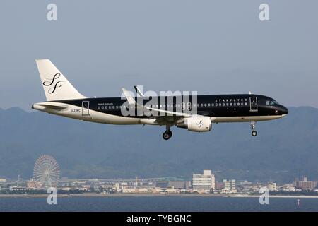 Osaka, Japan - 24. Mai 2014: starflyer Flugzeug Airbus A320 am Flughafen Osaka (KIX) in Japan. | Verwendung weltweit Stockfoto