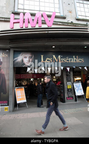 Ein Kunde verlässt das Flaggschiff HMV Store auf der Oxford Street in London, 15. Januar 2013. Großbritanniens letzte große Musik und Unterhaltung Kette ging in Administration 92 Jahre nach der Eröffnung der ersten speichern. HMV verfügt über 239 Filialen und beschäftigt 4.350 Personen. Die Verwaltung der HMV folgt der Ankündigung von Großbritanniens größten Kamera Händler Jessops geschlossen wird am vergangenen Donnerstag mit sofortiger Wirkung nach keine Käufer vorwärts kam. Die britische Handelslandschaft bleibt düster mit vielen grossen Einzelhändlern weiterhin Preise gut zu zerschneiden, in das neue Jahr. UPI/Hugo Philpott Stockfoto