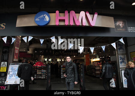 Ein Kunde verlässt das Flaggschiff HMV Store auf der Oxford Street in London, 15. Januar 2013. Großbritanniens letzte große Musik und Unterhaltung Kette ging in Administration 92 Jahre nach der Eröffnung der ersten speichern. HMV verfügt über 239 Filialen und beschäftigt 4.350 Personen. Die Verwaltung der HMV folgt der Ankündigung von Großbritanniens größten Kamera Händler Jessops geschlossen wird am vergangenen Donnerstag mit sofortiger Wirkung nach keine Käufer vorwärts kam. Die britische Handelslandschaft bleibt düster mit vielen grossen Einzelhändlern weiterhin Preise gut zu zerschneiden, in das neue Jahr. UPI/Hugo Philpott Stockfoto