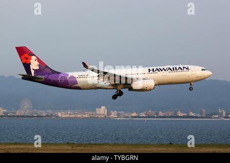 Osaka, Japan - 24. Mai 2014: Hawaiian Airlines Airbus A330-200 im Osaka Airport (KIX) in Japan. | Verwendung weltweit Stockfoto