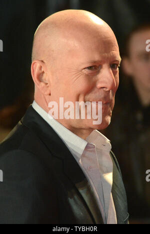 Amerikanische Schauspieler Bruce Willis sorgt sich die UK-Premiere von "Ein guter Tag Hart' im Empire Leicester Square in London zu Sterben am 7. Februar 2013. UPI/Paul Treadway Stockfoto