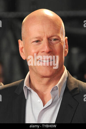 Amerikanische Schauspieler Bruce Willis sorgt sich die UK-Premiere von "Ein guter Tag Hart' im Empire Leicester Square in London zu Sterben am 7. Februar 2013. UPI/Paul Treadway Stockfoto