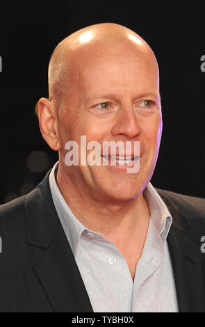 Amerikanische Schauspieler Bruce Willis sorgt sich die UK-Premiere von "Ein guter Tag Hart' im Empire Leicester Square in London zu Sterben am 7. Februar 2013. UPI/Paul Treadway Stockfoto