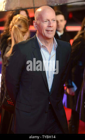 Amerikanische Schauspieler Bruce Willis sorgt sich die UK-Premiere von "Ein guter Tag Hart' im Empire Leicester Square in London zu Sterben am 7. Februar 2013. UPI/Paul Treadway Stockfoto