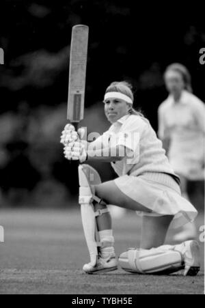 Vom 20. Juli 1990 zwischen England und Irland Kricket der Frauen europäischen Pokalspiel am Kirby Moxloe, Leicestershire. Frauen spielten Kricket in Röcken und Skorts während dieser Zeiten. Foto von Tony Henshaw Stockfoto