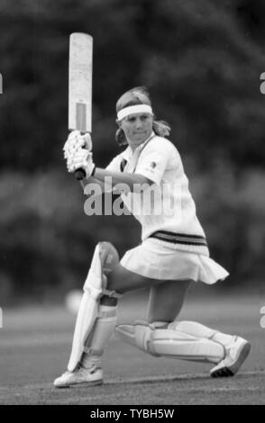 Vom 20. Juli 1990 zwischen England und Irland Kricket der Frauen europäischen Pokalspiel am Kirby Moxloe, Leicestershire. Frauen spielten Kricket in Röcken und Skorts während dieser Zeiten. Foto von Tony Henshaw Stockfoto