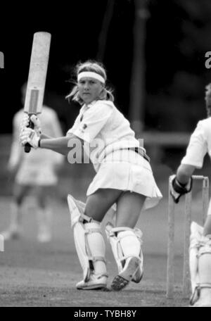 Vom 20. Juli 1990 zwischen England und Irland Kricket der Frauen europäischen Pokalspiel am Kirby Moxloe, Leicestershire. Frauen spielten Kricket in Röcken und Skorts während dieser Zeiten. Foto von Tony Henshaw Stockfoto