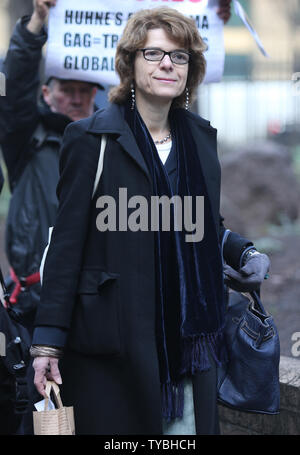 Vicky Pryce kommt am Southwark Crown Court in London wegen Rechtsbeugung am 18. Februar 2013. Frau Pryce ex-Mann in Ungnade gefallenen ehemaligen Minister Chris Huhne zugelassen das Geständnis in der vergangenen Woche zu einer Aufladung des zwingt seine Frau Strafpunkte auf ihrem Führerschein zu nehmen, wenn er gefangen wurde im Jahr 2003 zu beschleunigen. Frau Pryce behauptet eheliche Zwang. Der Prozess wird fortgesetzt. UPI/Hugo Philpott Stockfoto