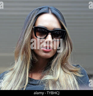 Tamara Ecclestone, Tochter von Milliardär Formel-1-Chef Bernie Ecclestone lässt Southwark Crown Court in London, nach Zeugenaussagen am 18. Februar 2013. Ms Ecclestone wurde durch zwei Männer Derek Rose und Jakir Uddin auf den Wert von zwei hundert tausend Pfund erpresst, nachdem sie versuchten, die Geheimnisse um die britischen Medien zu verkaufen. UPI/Hugo Philpott Stockfoto