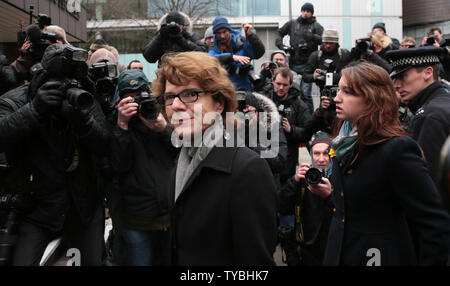 Vicky Pryce kommt am Southwark Crown Court für das Verurteilen in London, nach wegen Rechtsbeugung am 11. März 2013 gefunden wurde. Ms Pryce ex-Ehemann der entehrte ehemalige Energieminister Chris Huhne das Geständnis in der vergangenen Woche zu einer Aufladung des zwingt seine Frau Strafpunkte auf ihrem Führerschein zu nehmen, wenn er gefangen wurde im Jahr 2003 zugelassen. UPI/Hugo Philpott Stockfoto