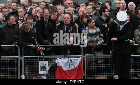 Trauernde zeigen Emotionen, wie sie der Sarg von Baroness Thatcher außerhalb von St. Paul's Cathedral, wo 2000 geladene Gäste und die Staats- und Regierungschefs für ihr Begräbnis am 17. April 2013 versammelt haben, erwarten. Der Sarg von Baroness Thatcher war entlang der Route, die von Tausenden von wellwishers mit nur ein paar hundert gegen sie protestieren angefeuert. UPI/Hugo Philpott. Stockfoto