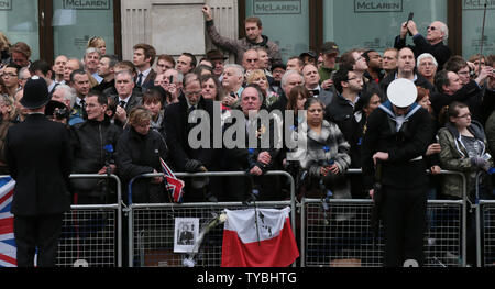 Trauernde zeigen Emotionen, wie sie der Sarg von Baroness Thatcher außerhalb von St. Paul's Cathedral, wo 2000 geladene Gäste und die Staats- und Regierungschefs für ihr Begräbnis am 17. April 2013 versammelt haben, erwarten. Der Sarg von Baroness Thatcher war entlang der Route, die von Tausenden von wellwishers mit nur ein paar hundert gegen sie protestieren angefeuert. UPI/Hugo Philpott. Stockfoto