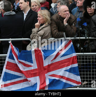 Trauernde zeigen Emotionen, wie sie der Sarg von Baroness Thatcher außerhalb von St. Paul's Cathedral, wo 2000 geladene Gäste und die Staats- und Regierungschefs für ihr Begräbnis am 17. April 2013 versammelt haben, erwarten. Der Sarg von Baroness Thatcher war entlang der Route, die von Tausenden von wellwishers mit nur ein paar hundert gegen sie protestieren angefeuert. UPI/Hugo Philpott. Stockfoto