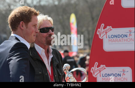 Seine königliche Hoheit Prinz Harry und Jungfrau CEO Sir Richard Branson in den Siegern Gehäuse an der London Marathon 2013 in London am 21. April 2013. UPI/Hugo Philpott. Stockfoto
