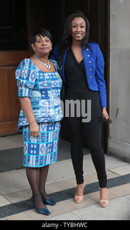 Britische Soulsängerin Beverley Knight (R) und Doreen Lawrence (L) posieren für die Medien an der Trauerfeier für Stephen Lawrence, die vor 20 Jahren an diesem Tag in einem rassistischen Angriff in London am 22. April 2013 getötet wurde. UPI/Hugo Philpott. Stockfoto