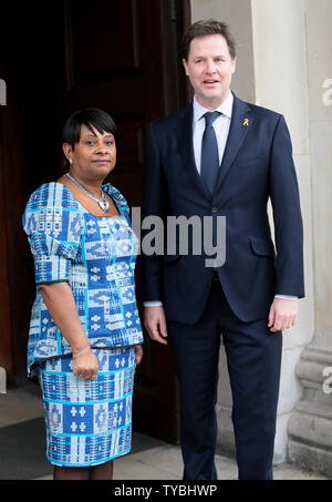 Großbritanniens Vizepremierminister Nick Clegg und Doreen Lawrence posieren für die Medien an der Trauerfeier für Stephen Lawrence, die vor 20 Jahren an diesem Tag in einem rassistischen Angriff in London am 22. April 2013 getötet wurde. UPI/Hugo Philpott. Stockfoto