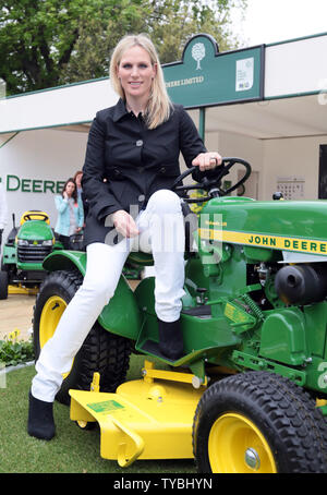 Prinzessin Zara Phillips stellt auf einem Traktor, der bei der 100. der Chelsea Flower Show in London am 20. Mai 2013. UPI/Hugo Philpott Stockfoto