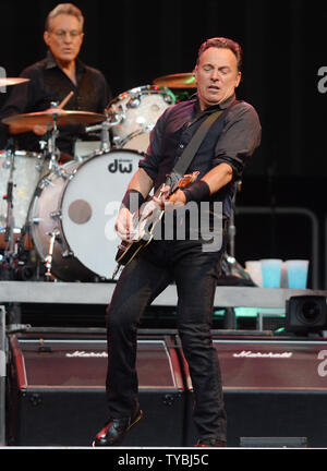 Amerikanische Sänger Bruce Springsteen mit der E-Street Band im Wembley Stadion in London am 15. Juni 2013. UPI/Rune Hellestad Stockfoto