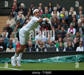 Der Schweizer Roger Federer in Aktion gegen Rumäniens Victor Hanescu am ersten Tag der Wimbledon Championships 2013 in London am Montag, den 24. Juni 2013. UPI/Hugo Philpott Stockfoto