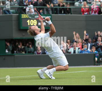 Belgiens Richard Darcis feiert Sieg über Spanien Rafael Nadal am ersten Tag der Wimbledon Championships 2013 in London am Montag, den 24. Juni 2013. UPI/Hugo Philpott Stockfoto