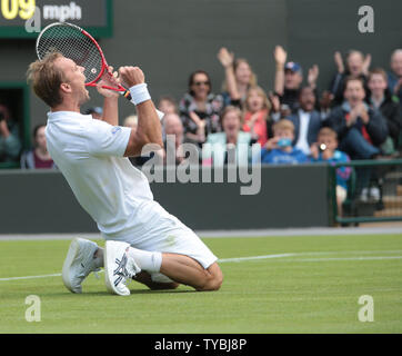 Belgiens Richard Darcis feiert Sieg über Spanien Rafael Nadal am ersten Tag der Wimbledon Championships 2013 in London am Montag, den 24. Juni 2013. UPI/Hugo Philpott Stockfoto