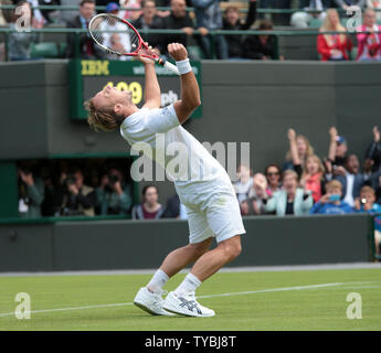 Belgiens Richard Darcis feiert Sieg über Spanien Rafael Nadal am ersten Tag der Wimbledon Championships 2013 in London am Montag, den 24. Juni 2013. UPI/Hugo Philpott Stockfoto