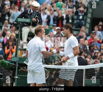 Belgiens Richard Darcis feiert Sieg über Spanien Rafael Nadal am ersten Tag der Wimbledon Championships 2013 in London am Montag, den 24. Juni 2013. UPI/Hugo Philpott Stockfoto