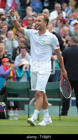 Belgiens Richard Darcis feiert Sieg über Spanien Rafael Nadal am ersten Tag der Wimbledon Championships 2013 in London am Montag, den 24. Juni 2013. UPI/Hugo Philpott Stockfoto