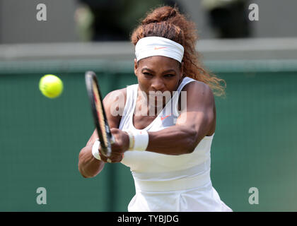 Amerikanische Serena Williams spielt eine Vorhand in ihrem Match gegen Caroline Garcia an Tag vier der Wimbledon Championships 2013 in London am 27. Juni 2013. UPI/Hugo Philpott Stockfoto