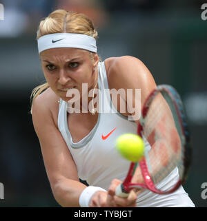 Die Deutsche Sabine Lisicki gibt den Ball in ihr Match mit amerikanischen Serena Williams am Tag sieben der Wimbledon Championships 2013 in London am 01. Juli 2013. UPI/Hugo Philpott Stockfoto