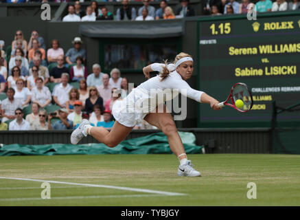 Die Deutsche Sabine Lisicki gibt den Ball in ihr Match mit amerikanischen Serena Williams am Tag sieben der Wimbledon Championships 2013 in London am 01. Juli 2013. UPI/Hugo Philpott Stockfoto