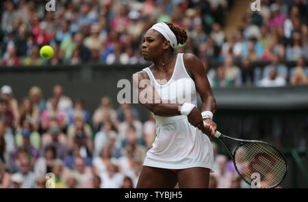 Amerikanische Serena Williams gibt den Ball in ihr Match mit der Deutschen Sabine Lisicki am Tag sieben der Wimbledon Championships 2013 in London am 01. Juli 2013. UPI/Hugo Philpott Stockfoto