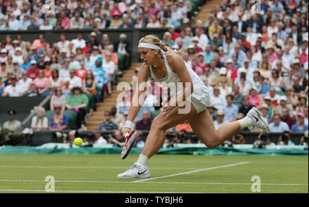 Die Deutsche Sabine Lisicki gibt den Ball in ihr Match mit amerikanischen Serena Williams am Tag sieben der Wimbledon Championships 2013 in London am 01. Juli 2013. UPI/Hugo Philpott Stockfoto