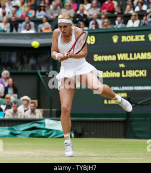 Die Deutsche Sabine Lisicki gibt den Ball in ihr Match mit amerikanischen Serena Williams am Tag sieben der Wimbledon Championships 2013 in London am 01. Juli 2013. UPI/Hugo Philpott Stockfoto