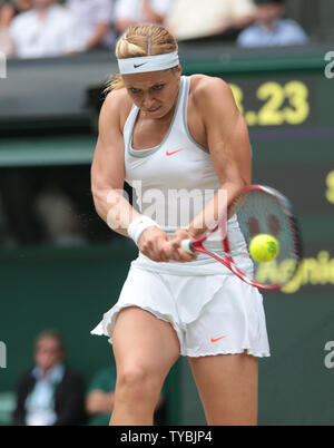 Die Deutsche Sabine Lisicki kehrt in ihr Match gegen Agnieszka Radwanska am Tag zehn der Wimbledon Championships 2013 in London am 4. Juli 2013. UPI/Hugo Philpott Stockfoto