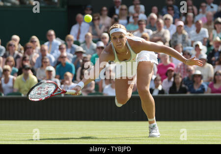 Die Deutsche Sabine Lisicki kehrt in ihr Match gegen Agnieszka Radwanska am Tag zehn der Wimbledon Championships 2013 in London am 4. Juli 2013. UPI/Hugo Philpott Stockfoto