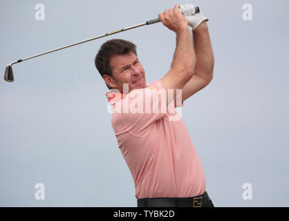 England's Nick Faldo Antriebe bei der 8 T-Stück am ersten Tag der Open 2013 Meisterschaft in Muirfield, Schottland am 18. Juli 2013. UPI/Hugo Philpott Stockfoto