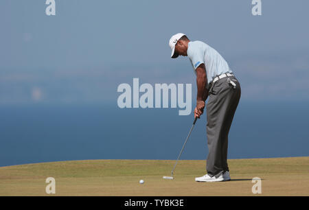 Die USA Tiger Woods 12 Schläge auf dem Grün am zweiten Tag der Open 2013 Meisterschaft in Muirfield, Schottland am 19. Juli 2013. UPI/Hugo Philpott Stockfoto