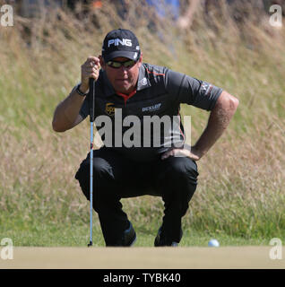 Der Engländer Lee Westwood richtet einen Schlag auf das neunte Grün am zweiten Tag der Open 2013 Meisterschaft in Muirfield, Schottland am 19. Juli 2013. UPI/Hugo Philpott Stockfoto