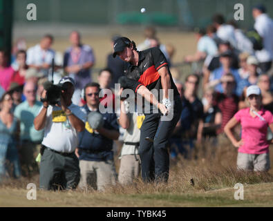 Von Nordirland Rory Mcilroy Chips in den 9 grünen Am zweiten Tag der Open 2013 Meisterschaft in Muirfield, Schottland am 19. Juli 2013. UPI/Hugo Philpott Stockfoto