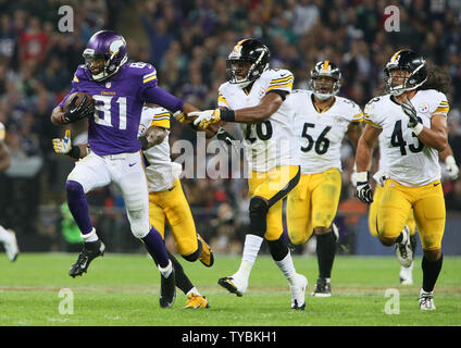 Minnesota Vikings Wide Receiver Jerome Simpson läuft für einen Touchdown im Spiel gegen Pittsburgh Steelers in der NFL International Series im Wembley Stadion in London Sonntag, den 29. September 2013. Minnesota Vikings das Spiel 34-27 gewonnen. UPI/Hugo Philpott Stockfoto