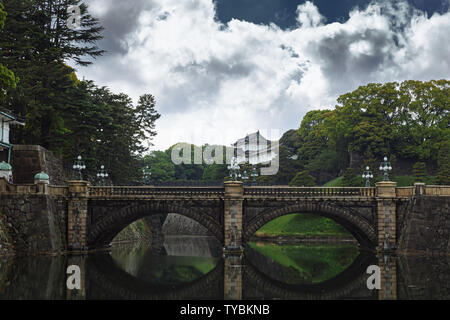 Toyo, Japen - April, 25, 2019: Imperial Palace - Imperial Palace mit Nijubashi Brücke in Tokio, Japan. Stockfoto