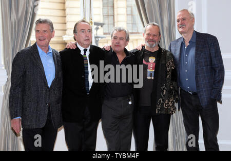 Die Bande von Monty Python (L-R), Michael Palin, Eric Idle, Terry Jones, Terry Gilliam und John Cleese besuchen einen Fotoauftrag a a Reunion Show im Corinthia Hotel in London, Donnerstag, 21. November 2013 zu publizieren. Die Veranstaltung in der Londoner O2 Arena ist als einzelner Fall berechnet, aber sie sagen, daß andere Shows möglich sind. UPI/Hugo Philpott Stockfoto