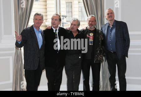 Die Bande von Monty Python (L-R), Michael Palin, Eric Idle, Terry Jones, Terry Gilliam und John Cleese besuchen einen Fotoauftrag a a Reunion Show im Corinthia Hotel in London, Donnerstag, 21. November 2013 zu publizieren. Die Veranstaltung in der Londoner O2 Arena ist als einzelner Fall berechnet, aber sie sagen, daß andere Shows möglich sind. UPI/Hugo Philpott Stockfoto