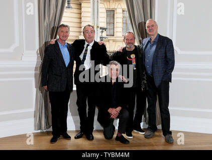 Die Bande von Monty Python (L-R), Michael Palin, Eric Idle, Terry Jones, Terry Gilliam und John Cleese besuchen einen Fotoauftrag a a Reunion Show im Corinthia Hotel in London, Donnerstag, 21. November 2013 zu publizieren. Die Veranstaltung in der Londoner O2 Arena ist als einzelner Fall berechnet, aber sie sagen, daß andere Shows möglich sind. UPI/Hugo Philpott Stockfoto