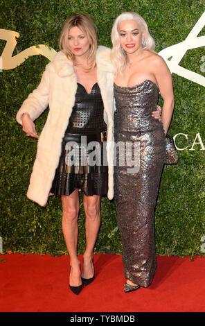 Britische Modell Kate Moss und Sängerin Rita Ora nehmen an der "British Fashion Awards" am Kolosseum in London am 2. Dezember 2013. UPI/Rune Hellestad Stockfoto