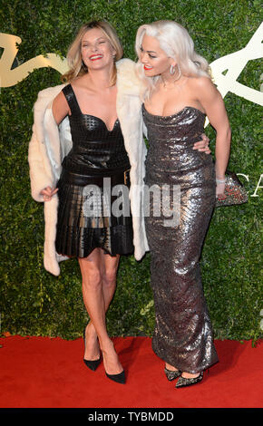 Britische Modell Kate Moss und Sängerin Rita Ora nehmen an der "British Fashion Awards" am Kolosseum in London am 2. Dezember 2013. UPI/Rune Hellestad Stockfoto