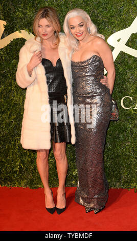 Britische Modell Kate Moss und Sängerin Rita Ora nehmen an der "British Fashion Awards" am Kolosseum in London am 2. Dezember 2013. UPI/Rune Hellestad Stockfoto